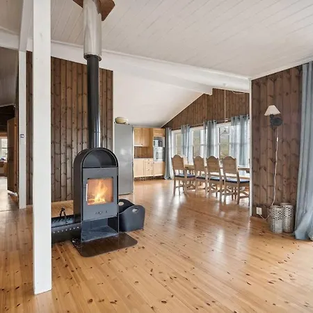 Romslig Hytte Med Natur Og Gode Fiskemuligheter! Лёдинген
