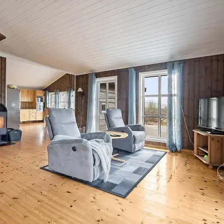 Romslig Hytte Med Natur Og Gode Fiskemuligheter! Lodingen